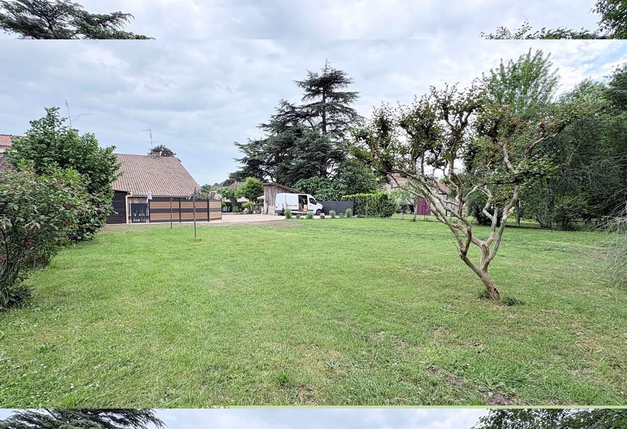 Vue domaine depuis jardin