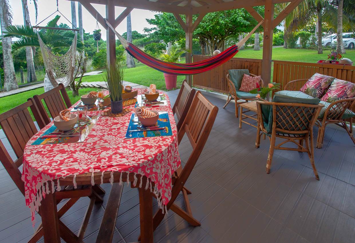 A-l-ombre-des-palmiers-royaux-jardin-l'or-des-caraibes