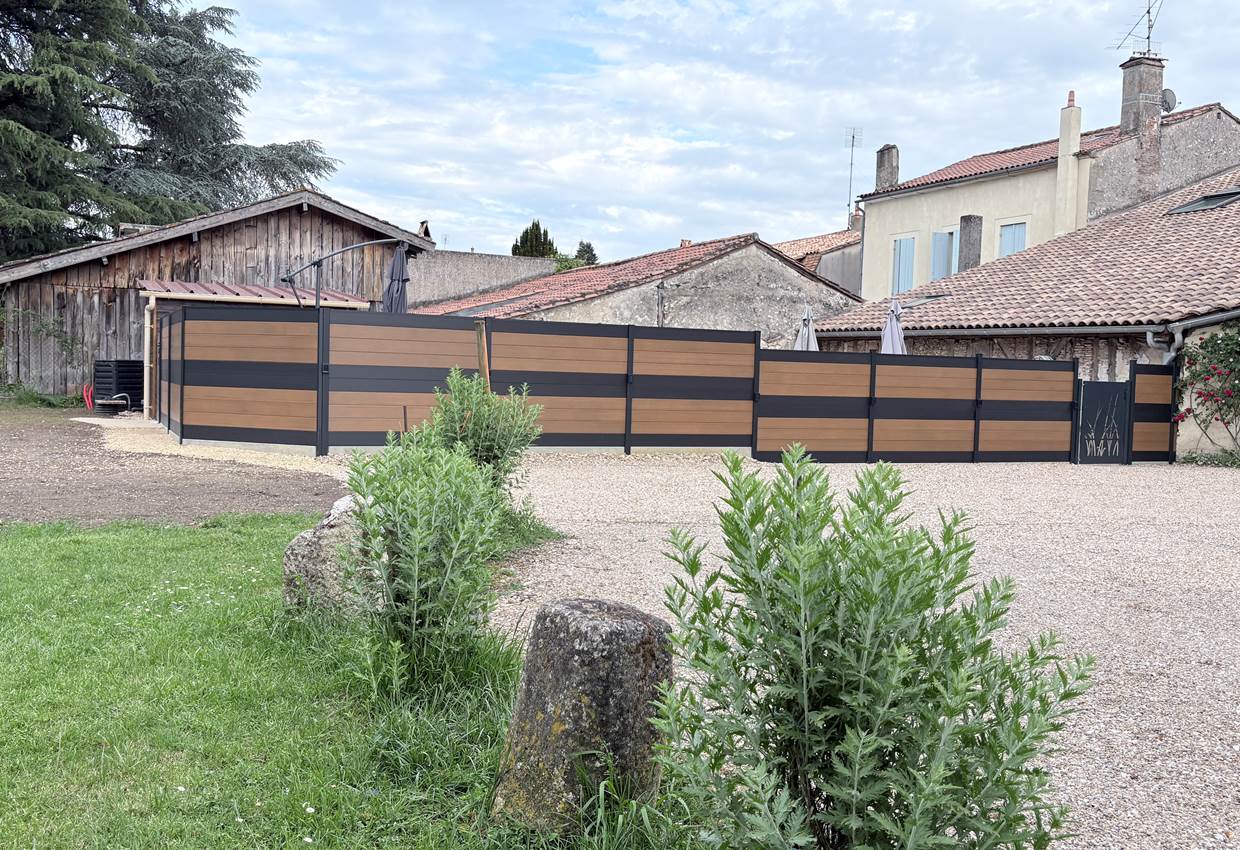 Vue piscine depuis extérieur