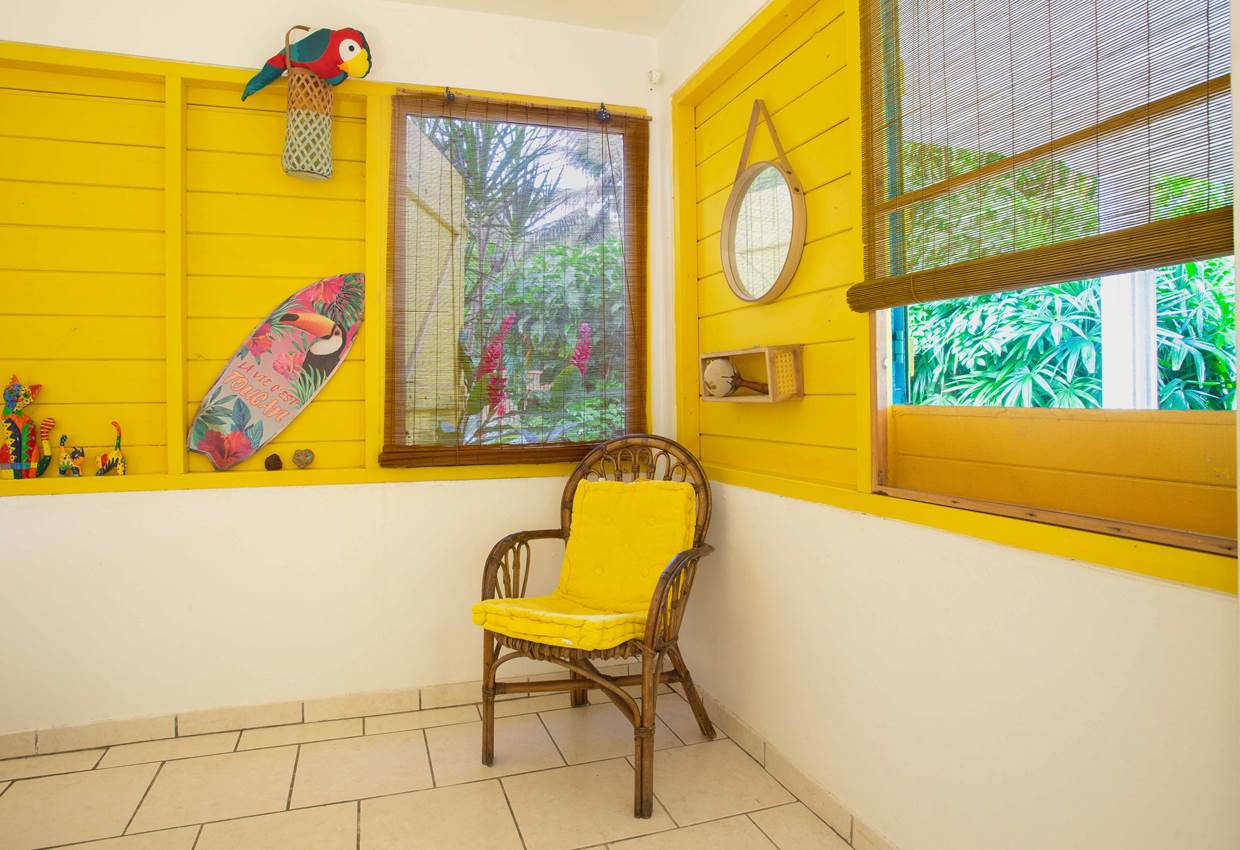 Gite-Bananier-chambre-lumineuse-vue-sur-la-piscine