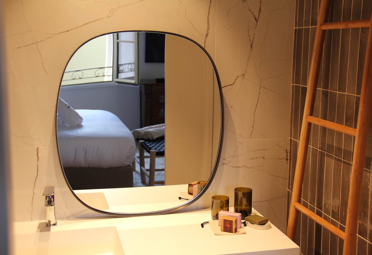 Vaste salle de bain, douche à gauche, toilettes indépendants à droite. Sans oublier la baignoire ilot pour un bain réconfortant en inter-saison