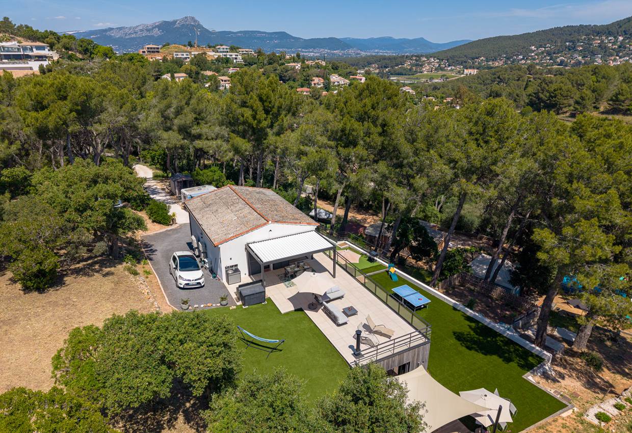 Haut de villa MISTRAL vue aérienne du jardin