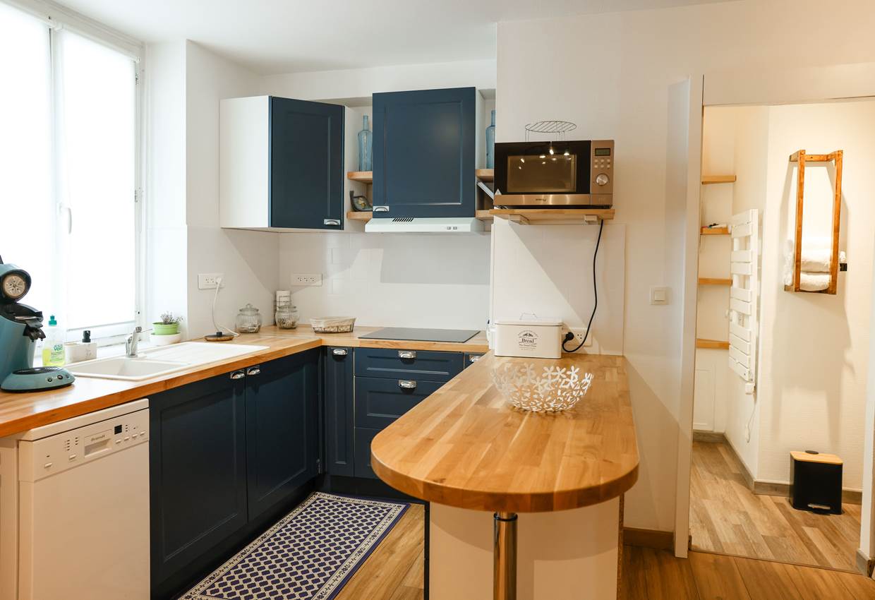 appartement avec cuisine complète, lave-vaisselle, lave-linge, four micro-ondes, ...