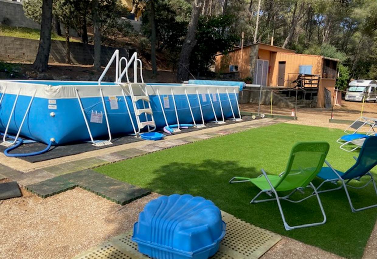 >Cabanon et piscine ouverte de juin à sept