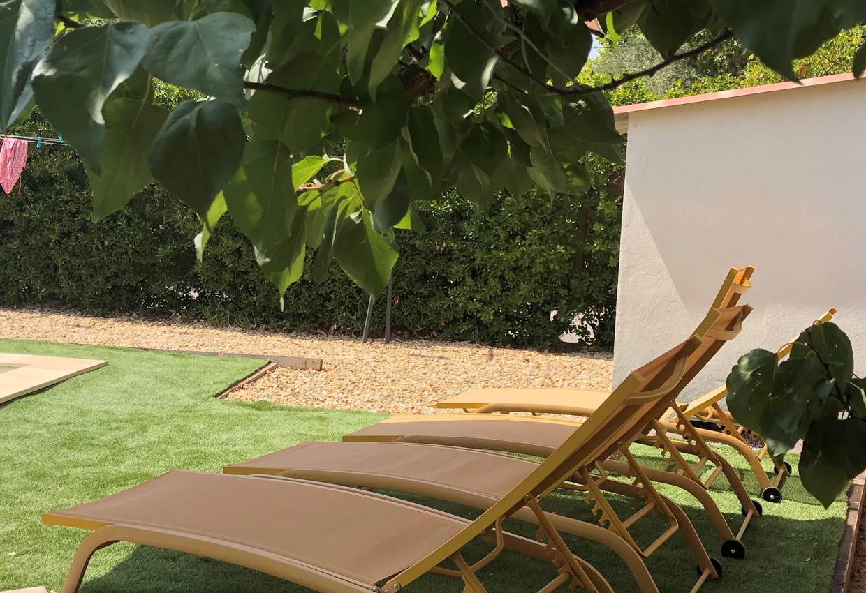 Coin détente à la piscine privée