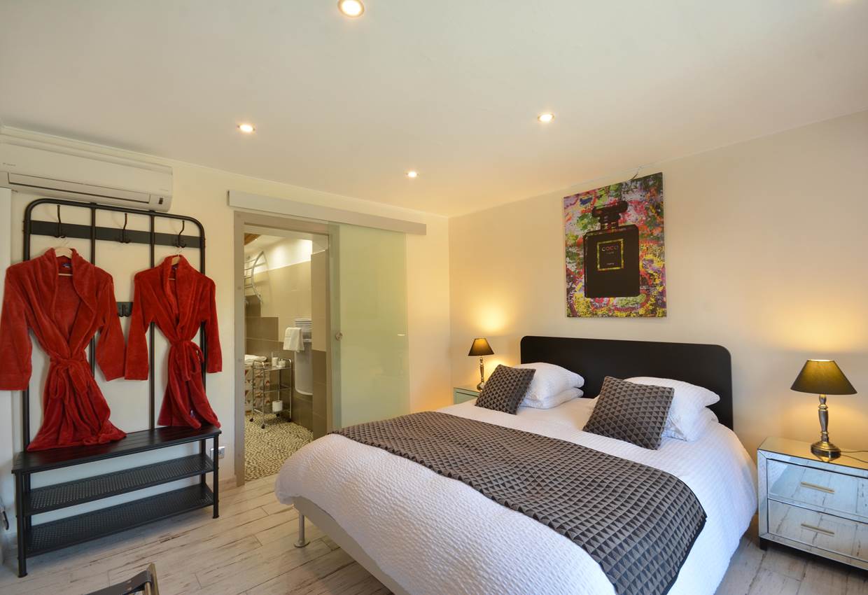 la chambre de julien , queen size bed