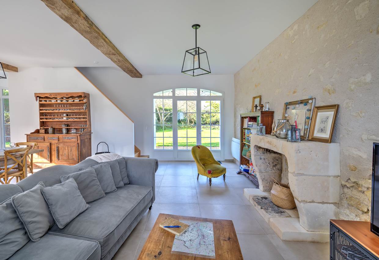 Salon smart-Tv et bibliothèque vue jardin - Domaine des Cyclamens