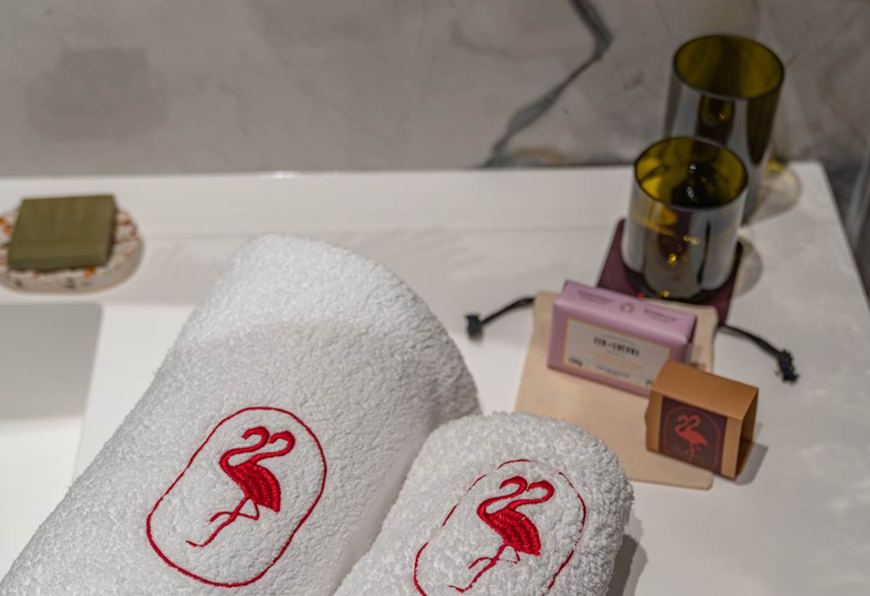 Le linde de lit, comme le linge de toilette sont brodés aux couleurs de Marcelle en Camargue