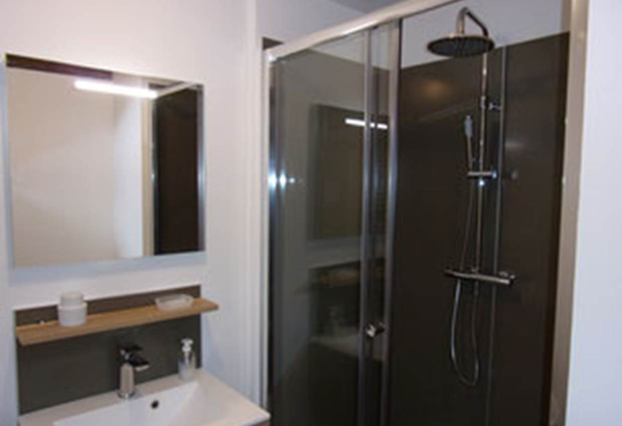 Chambre Courtiaux, salle de douche