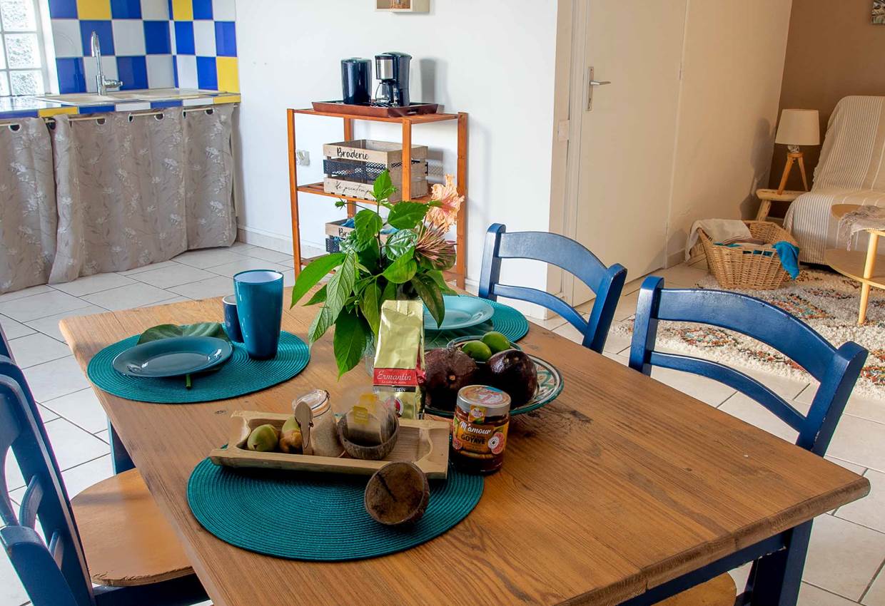 Gite-Cocotier-cuisine-salon-detente