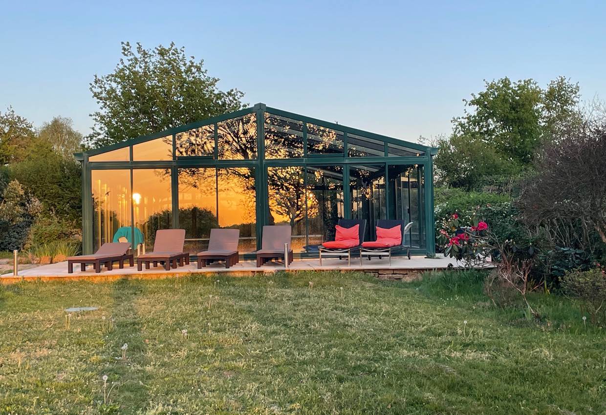 Piscine transats au coucher du soleil vacances amis