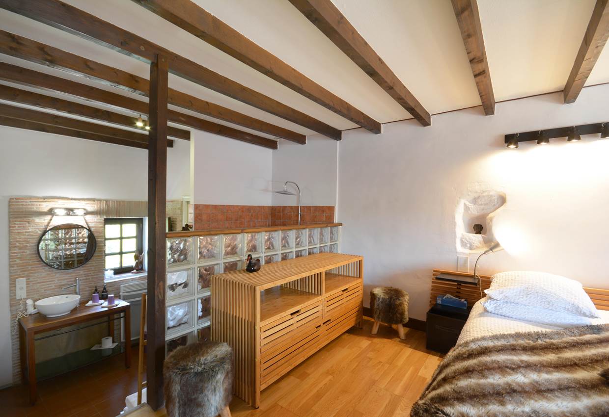 la chambre valere en sa douche en open space