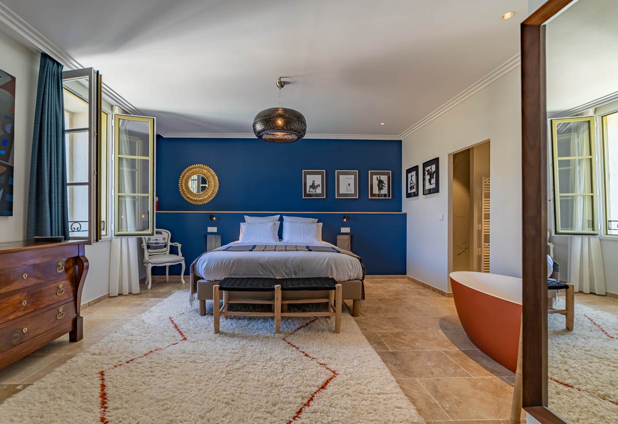 Suite "Royale Marcelle" de 44m² avec sa baignoire ilot et sa douche italienne