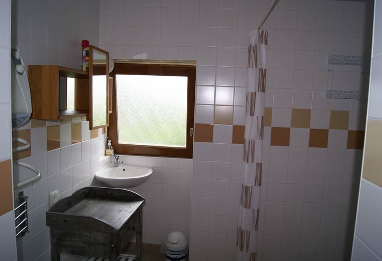 Chapiteau salle d'eau lavabo et douche