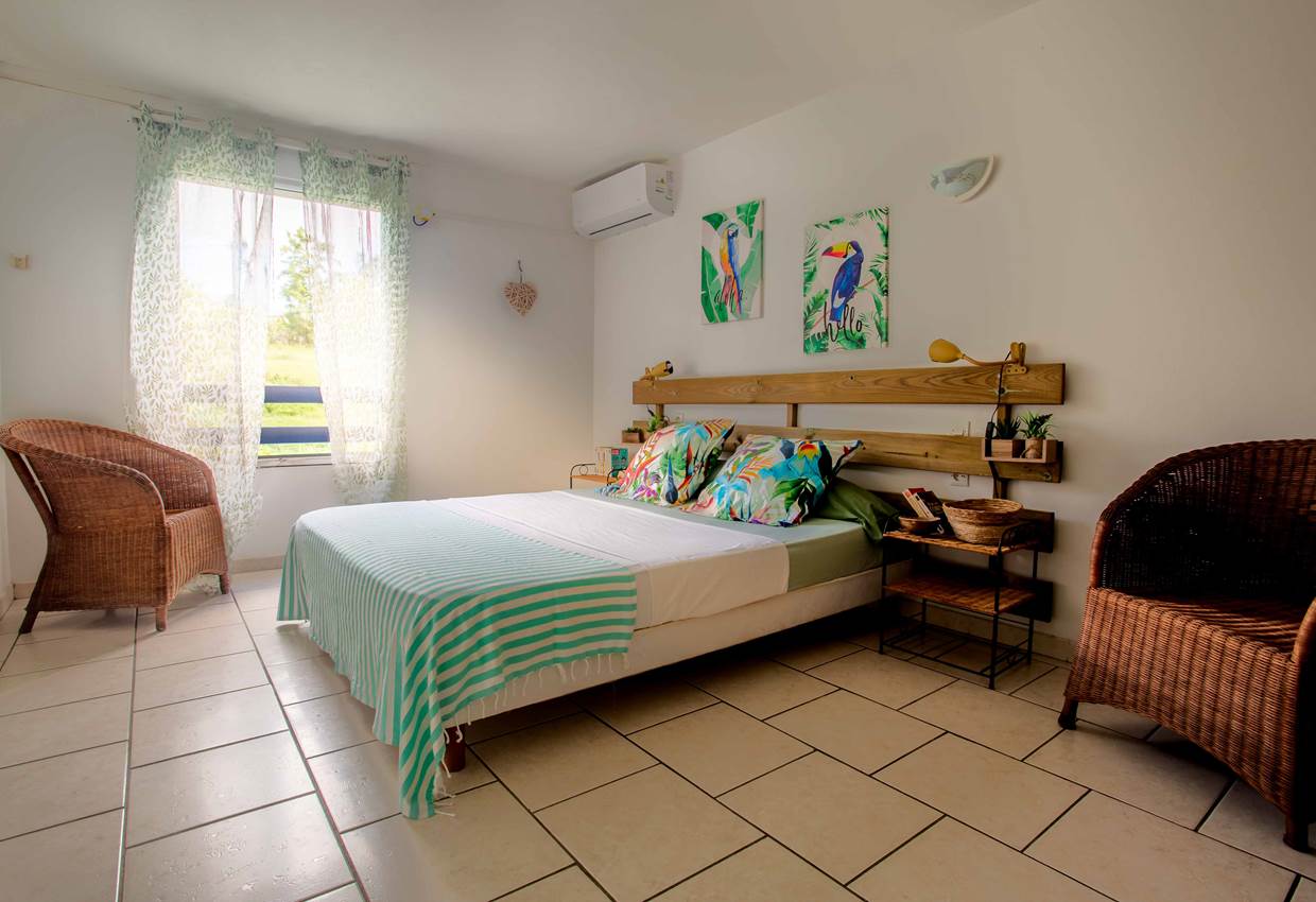 Gite-Bananier-chambre-parentale-detente