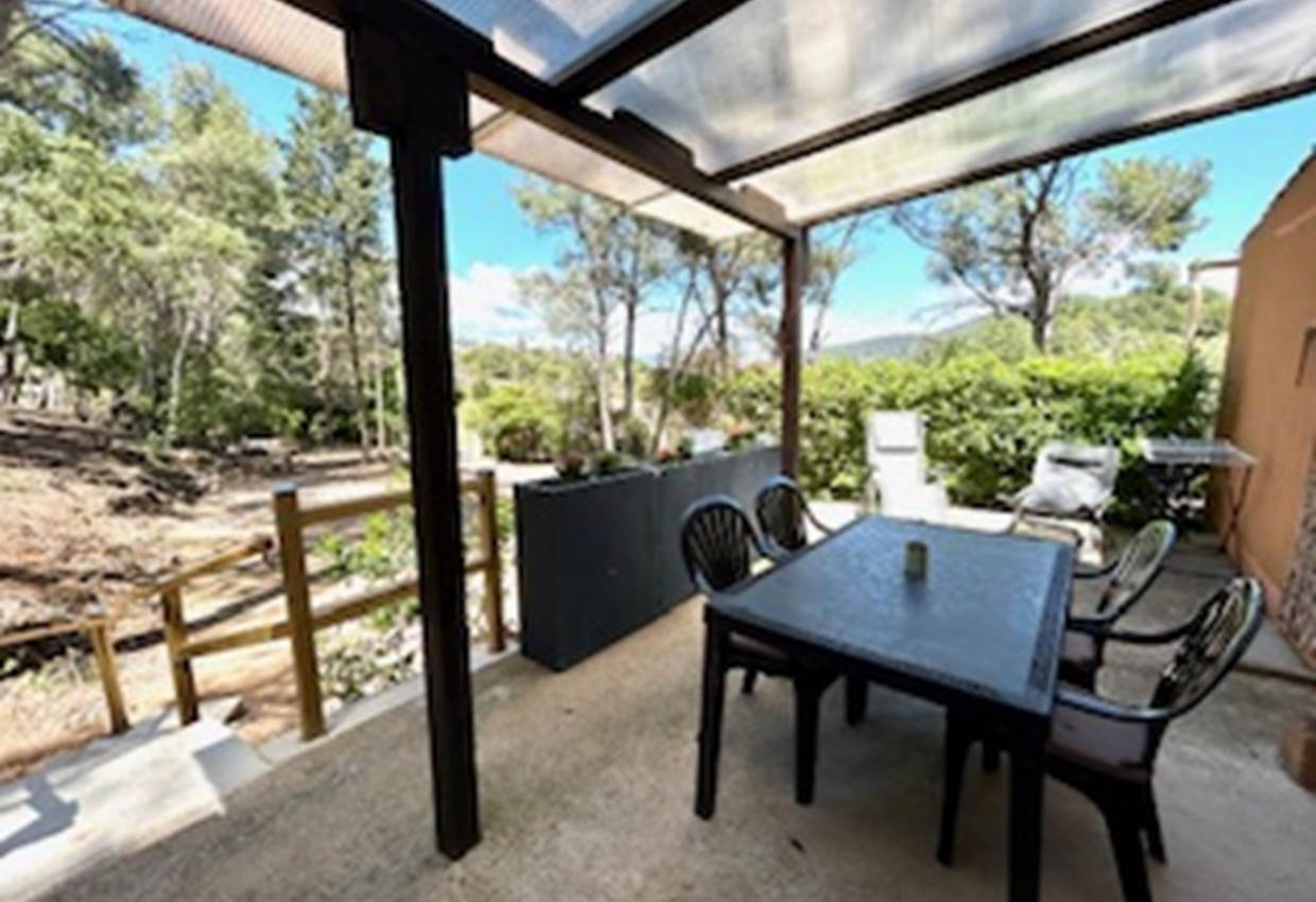 Terrasse privative vue pinède