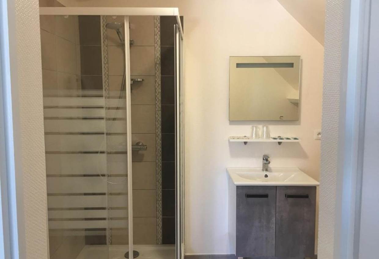 B&B-DE-ST-COME-DE-FRESNE-Chambre-familiale-vue-sur-jardin