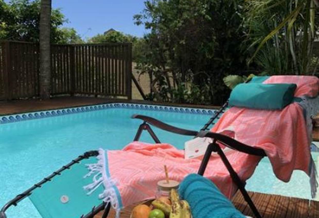 Detente-sous-les-tropiques-piscine-des-gites-l-or-des-caraibes