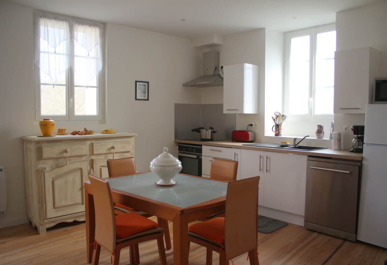 Le coin repas et la cuisine.