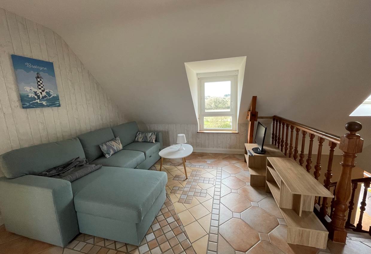 salon-etage-maison-location-spacieuse-bade-golfe-du-morbihan