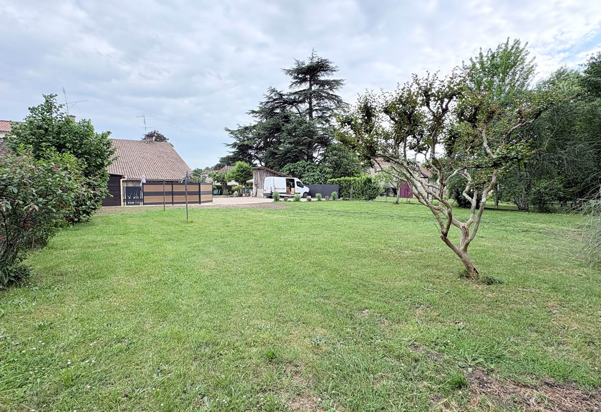 Vue domaine depuis jardin