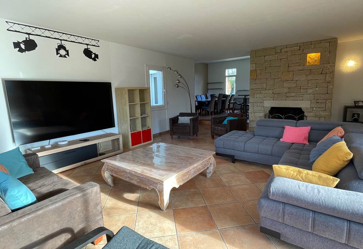 salon-cinema-grand-ecran-spacieux-location-maison-vacances-bade-golfe-du-morbihan