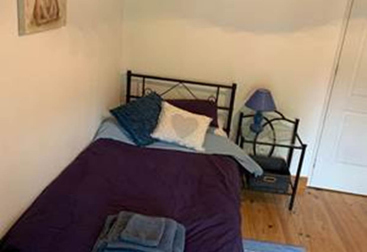 Single bedroom in Poppies