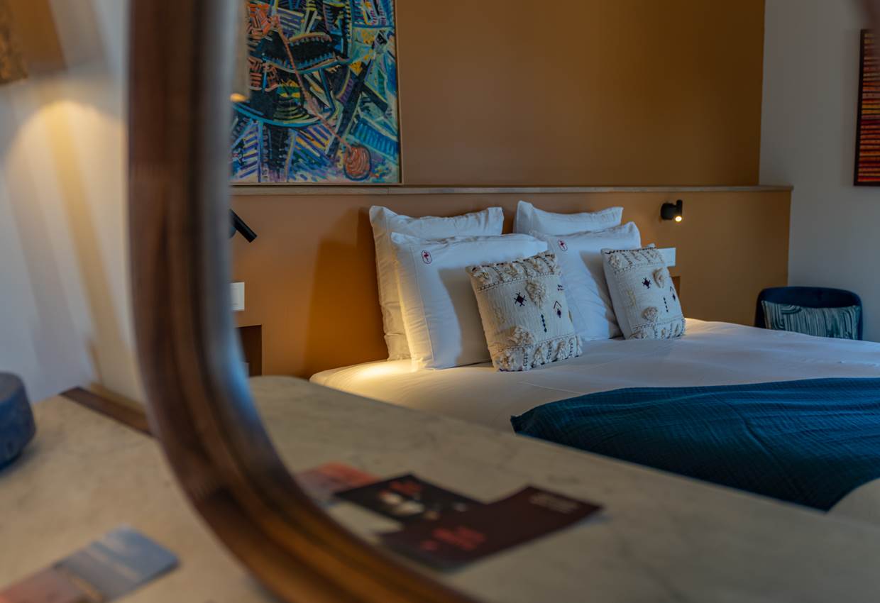Chaque chambre possède son miroir de salle de bain, ainsi qu'un miroir "toute hauteur" au cœur de la chambre, pour vérifier sa silhouette avant de rejoindre son restaurant du soir