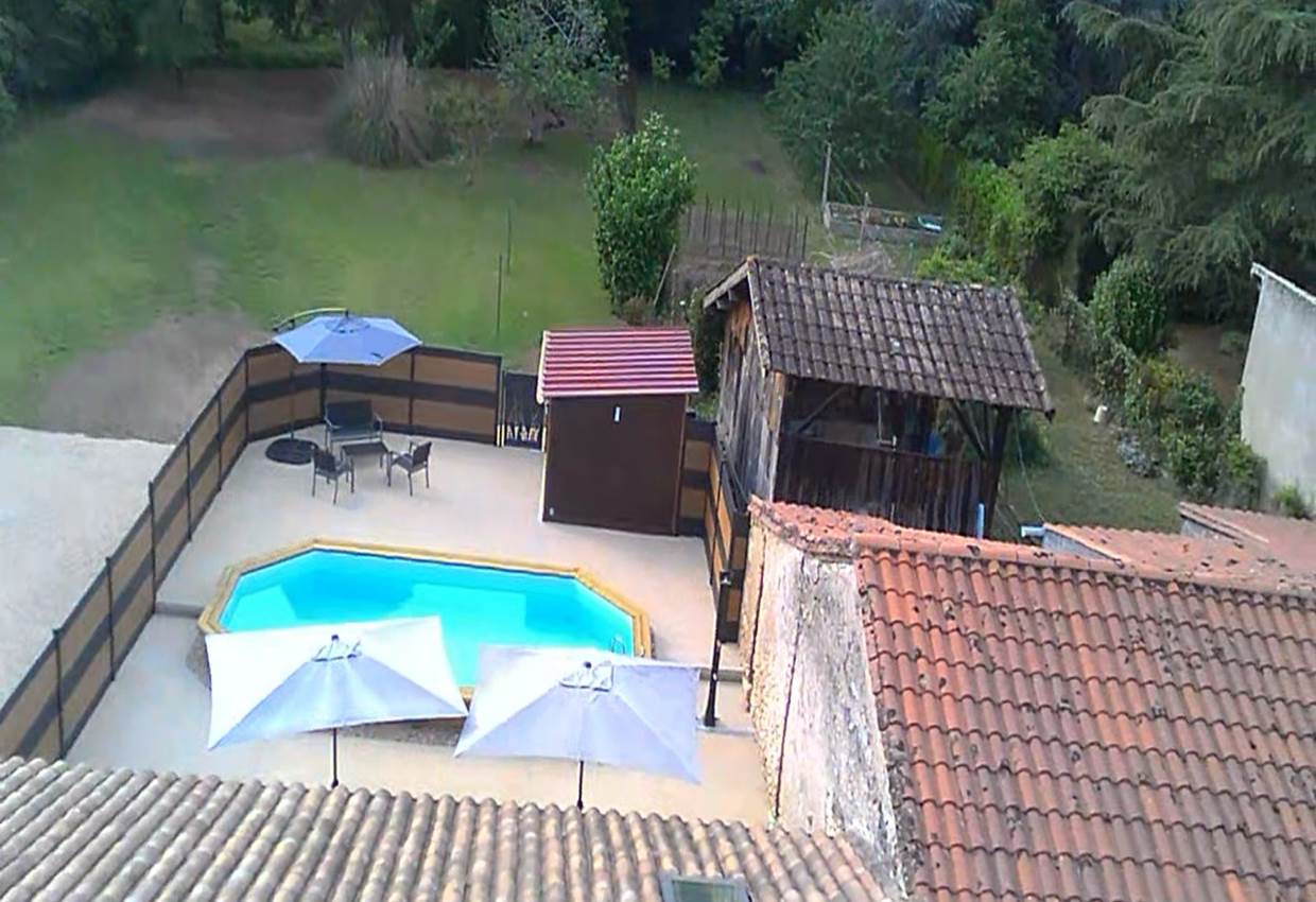 Piscine - transats - salon jardin - parasol