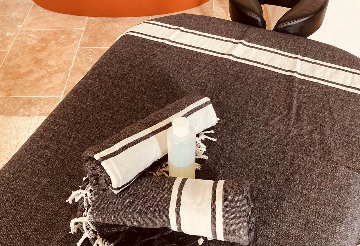 Offrez vous un massage dans votre chambre : sur réservation, notre partenaire ARTMASSAGE vous propose une séance adaptée à vos exigences. Une expérience détente garantie