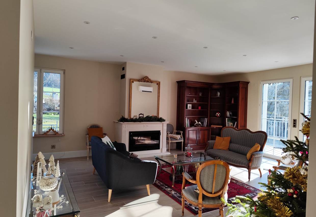 Un grand salon pour vous avec plusieurs terrasses extérieures