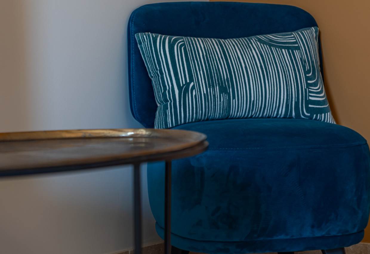 Vous lisez plutot : allongé sur le lit ? dans un fauteuil ? sérieusement assis sur un bureau ? A vous de choisir