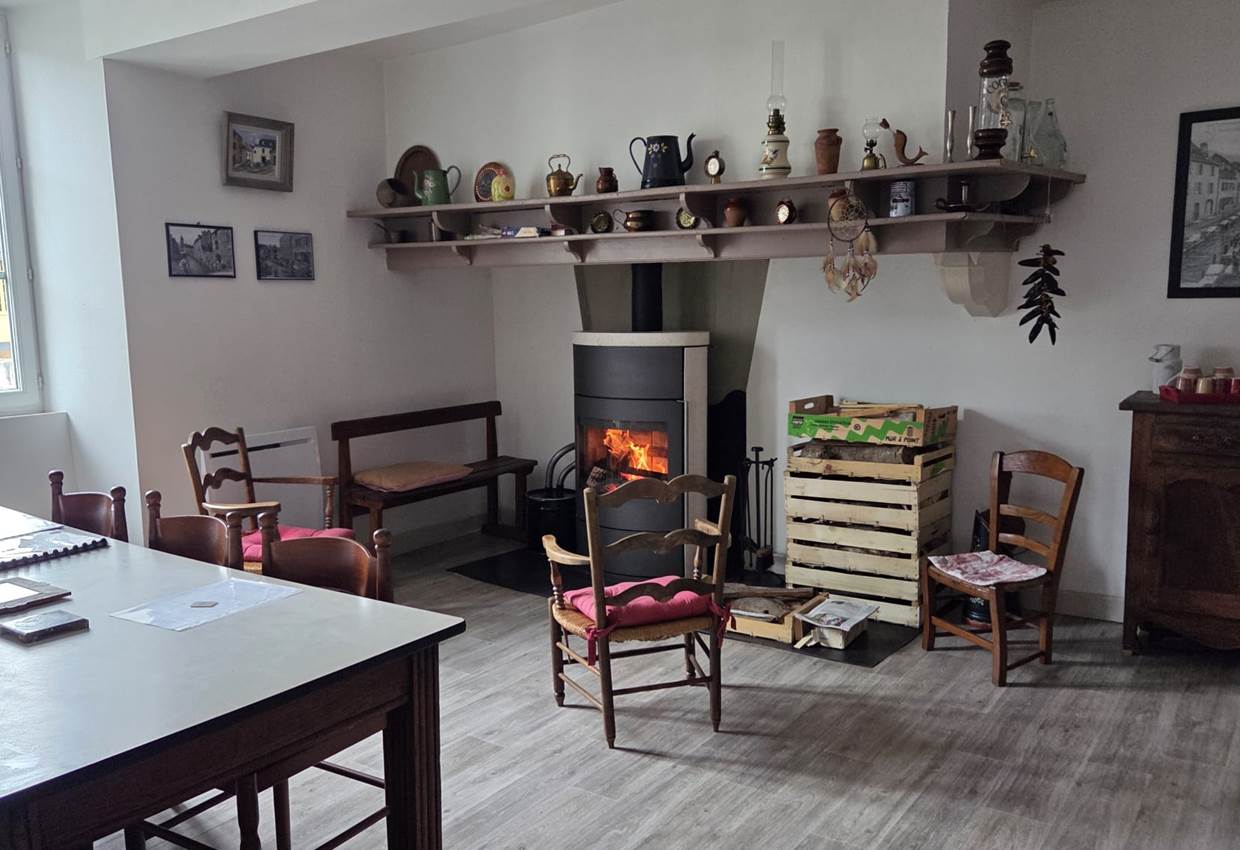 Salle à manger et poêle à bois