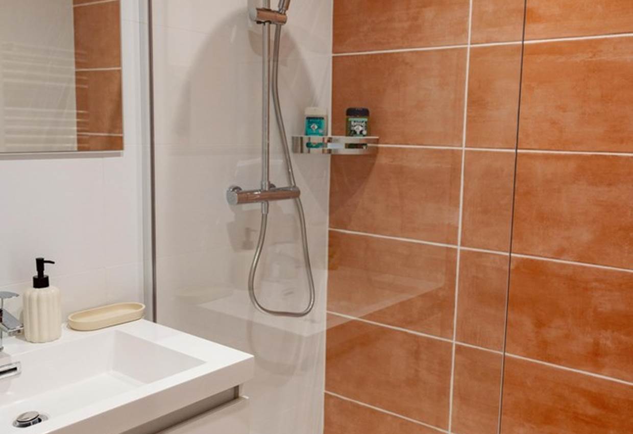 •	salle de bain avec douche à l’italienne