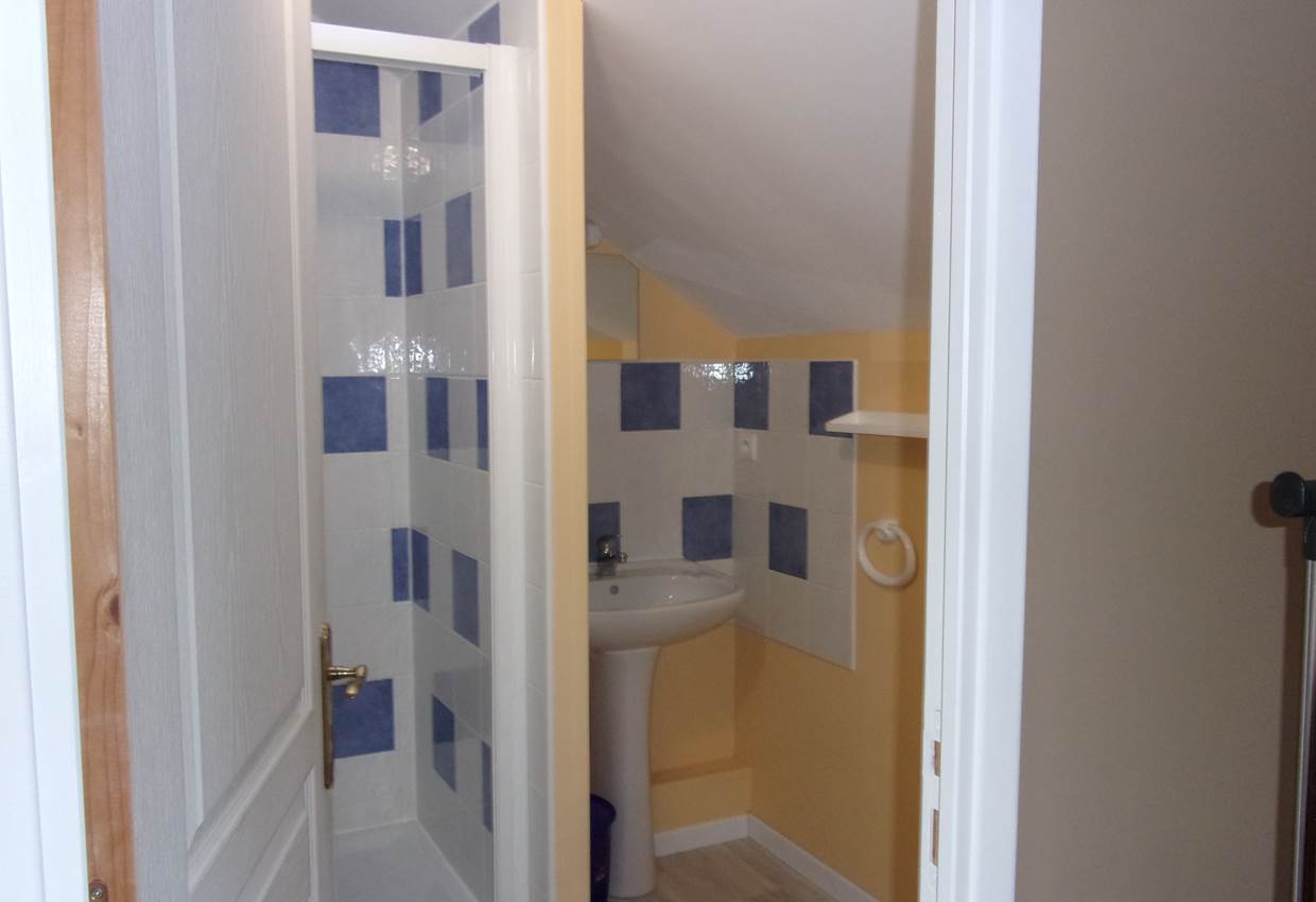 Chambre Combade, salle d'eau
