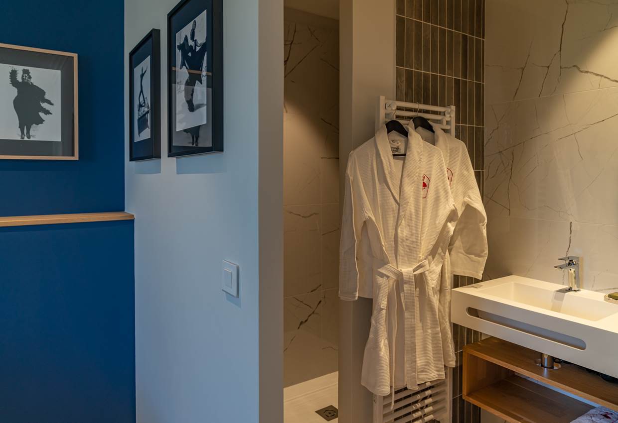 Suite Royale Marcelle : vue imprenable sur la salle de bain pour se chouchouter et se préparer. Tout est prévu ! Ligne de toilettes, soins locaux...