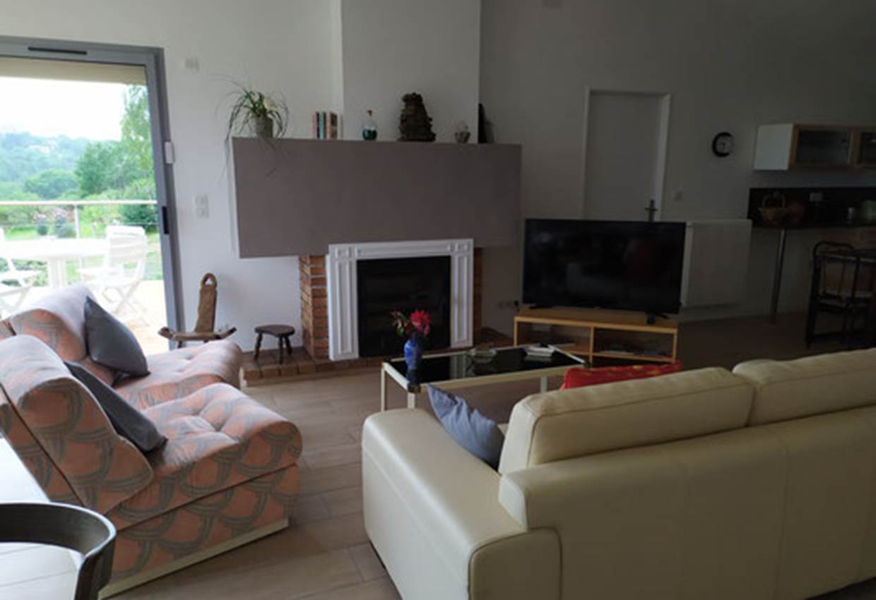 espace détente devant la cheminée