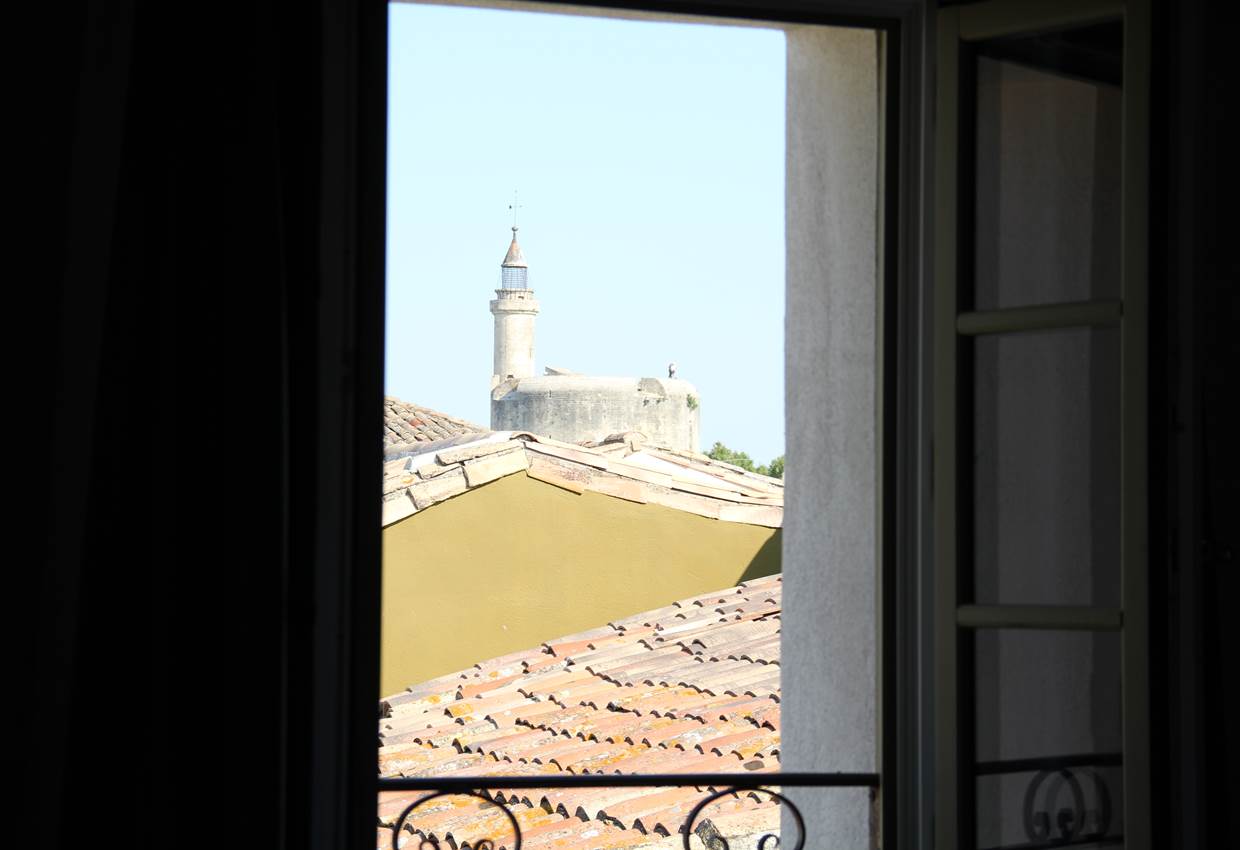 Chambre avec vue sur la tour de Constance, construite par le roi Saint Louis, emblème de la cité d'Aigues Mortes