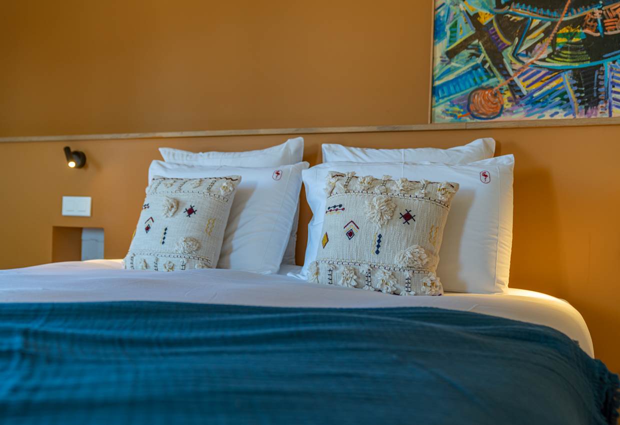 Le lit king size 180x200 made in France by KIPLI et le ligne de lit by GARNIER THIEBAUT brodé aux couleurs de Marcelle en Camargue