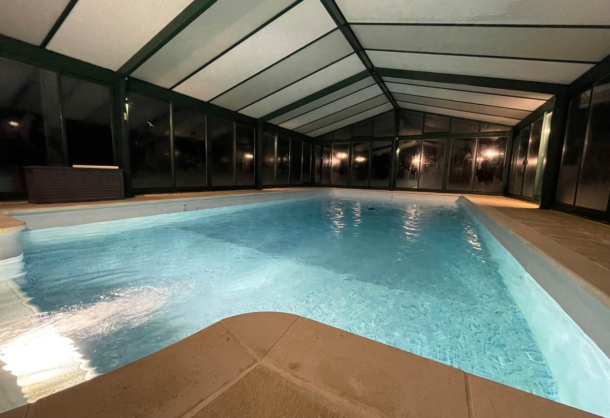 Grande piscine éclairée le soir