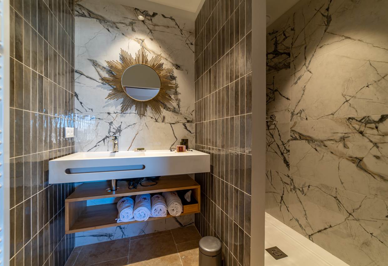 Vue imprenable sur la salle de bain où un rituel solide et local vous attend. Une production de la maison FER A CHEVAL