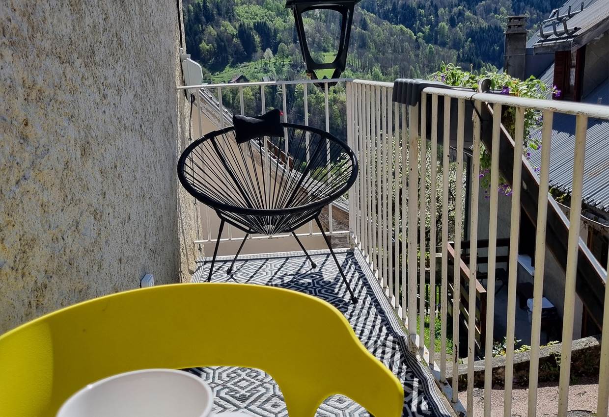 balcon avec vue sur montagnes environnantes