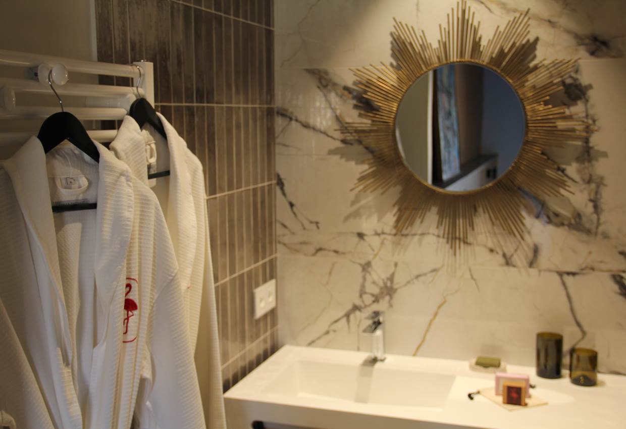 Chaque chambre propose 2 jeux de serviettes, 1 duo de peignoirs, et 2 foutas spécialement dédiées à la piscine