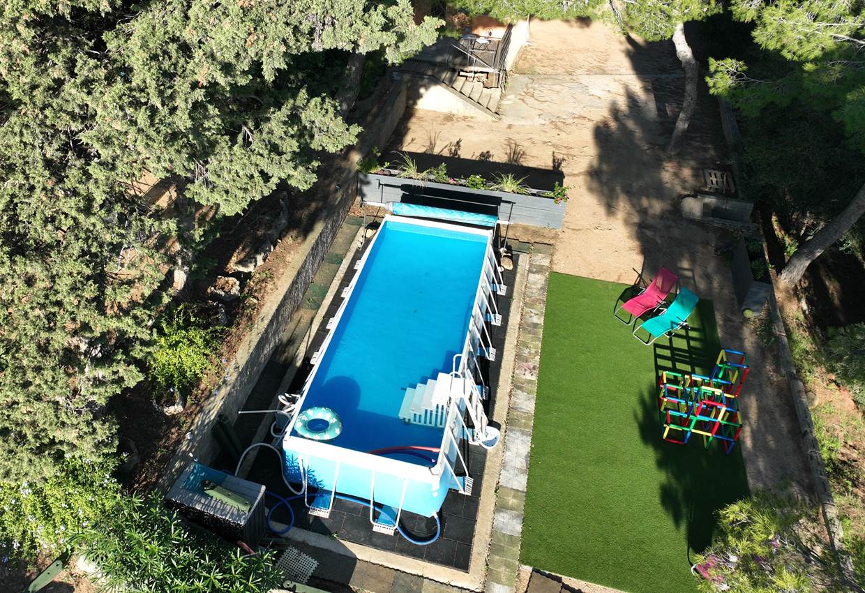 Piscine 8 x 3 m à partager située en contrebas