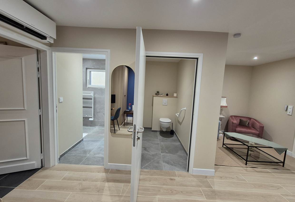 WC et salle de bain privative  (norme PMR)