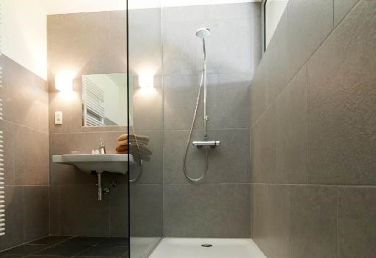 Badkamer van ruime 2 persoons kamer 