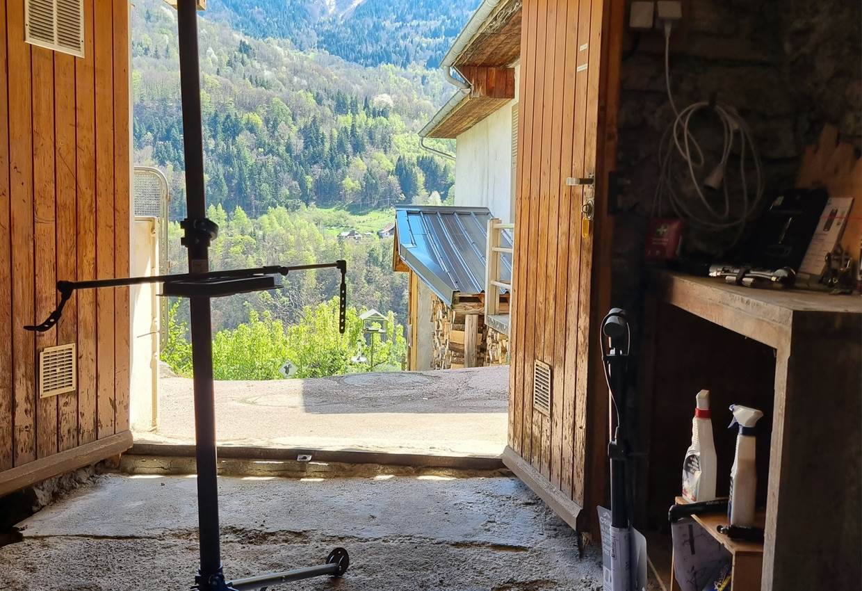 garage pour vélos avec matériel de réparation