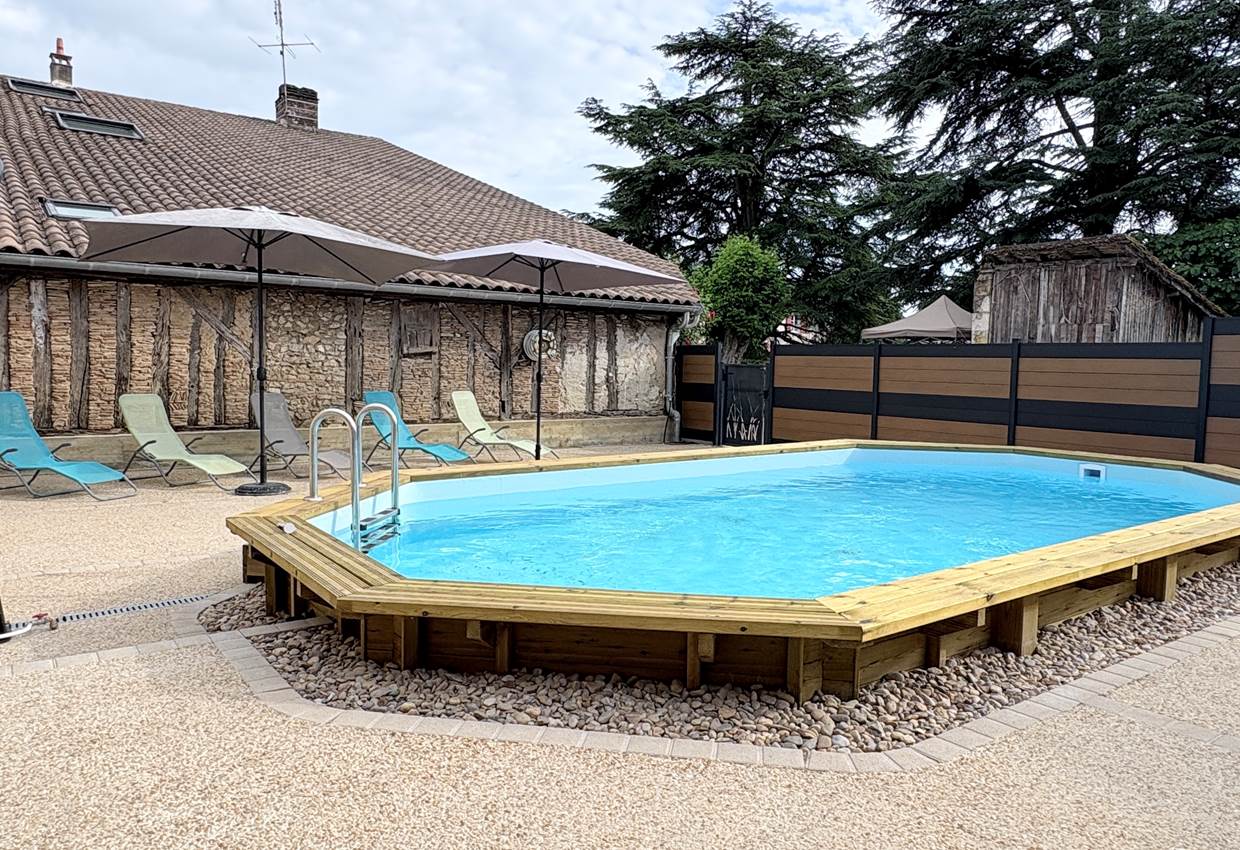 Piscine - transats - salon jardin - parasol