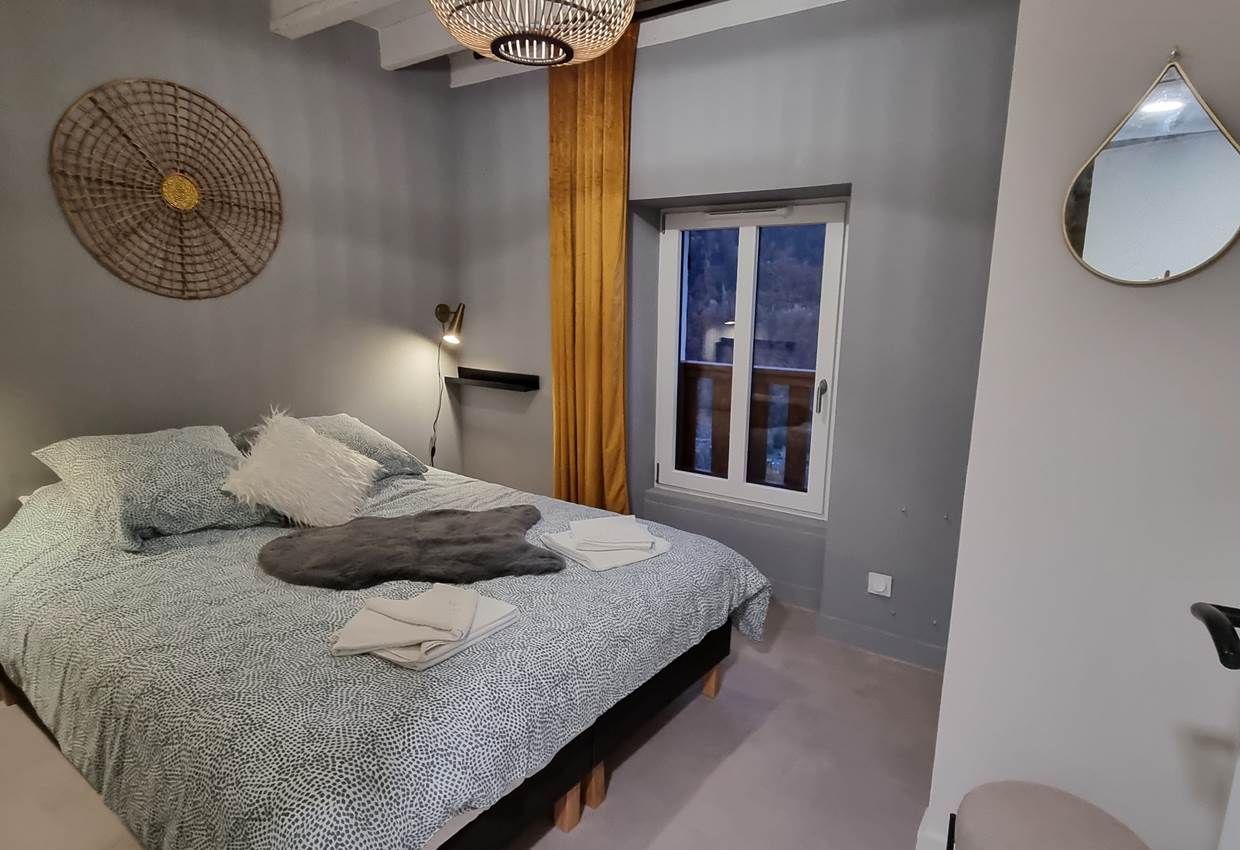 chambre avec les 2 lits simples rejoints en lit double avec surmatelas