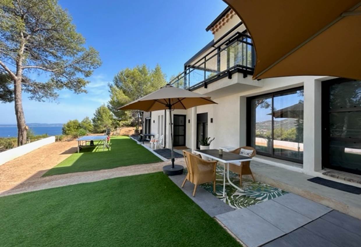 Terrasse et jardin vue mer
